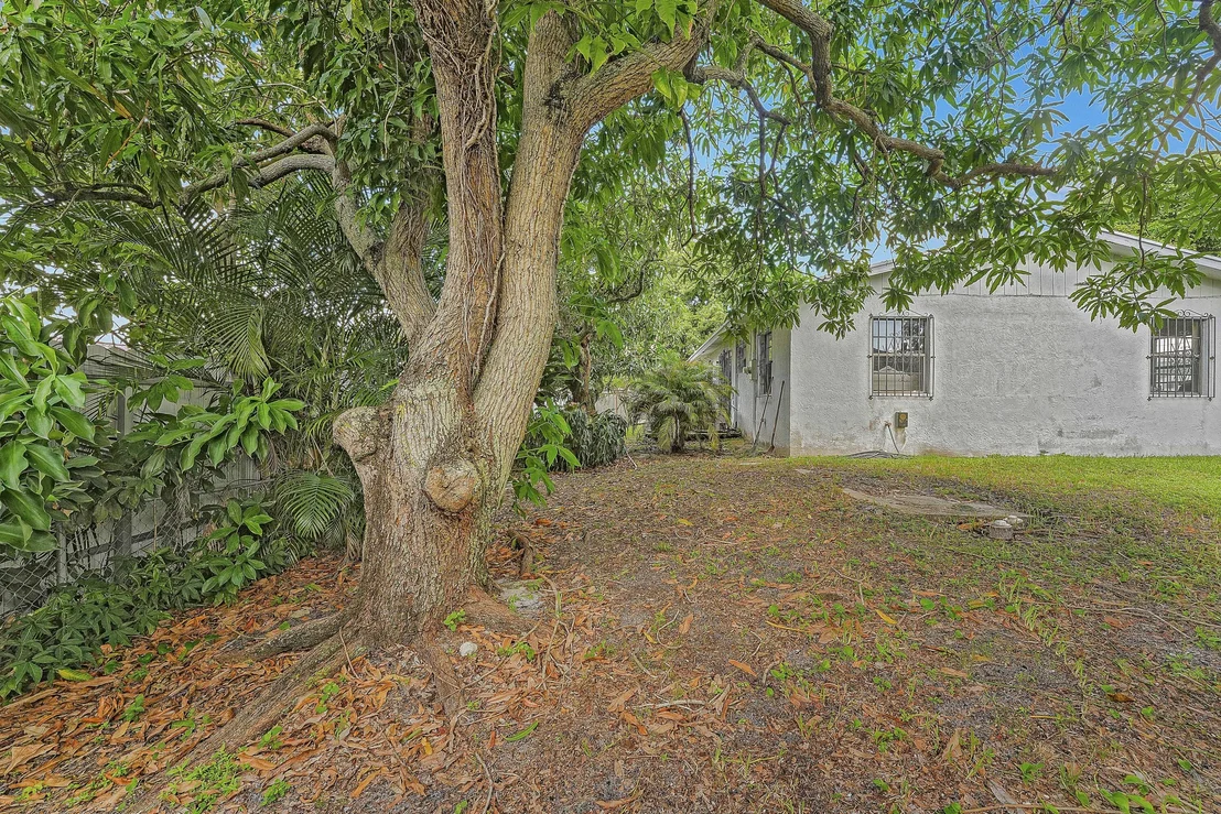 Photo of 2822 Summit Boulevard