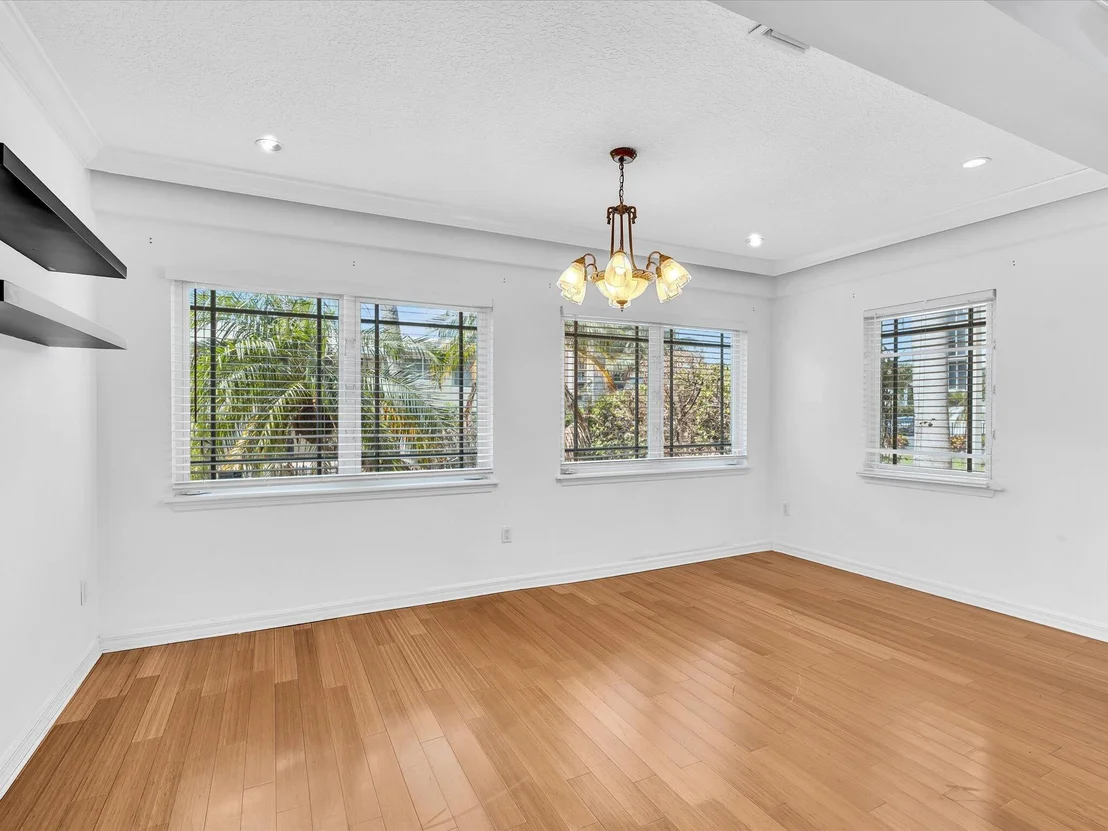 Photo of 518 N Riverside Drive