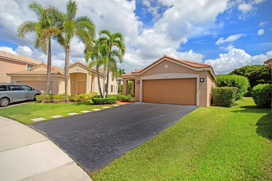 Photo of 1127 Alexander Bend