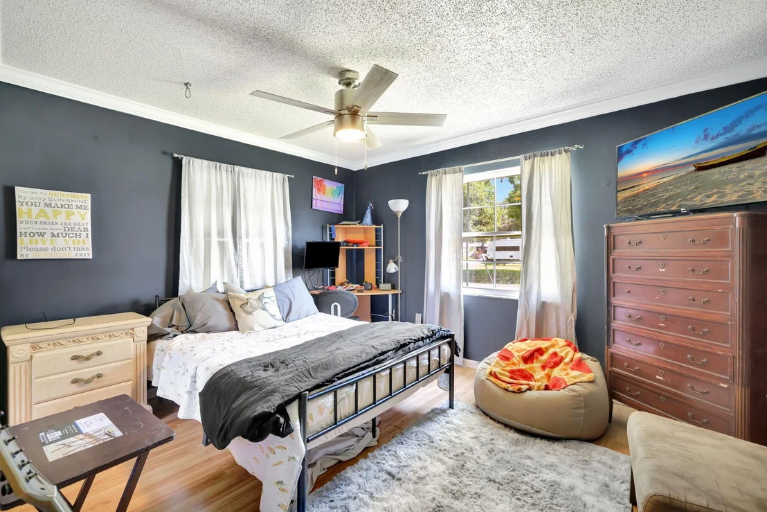Photo of 5903 Sunset Boulevard