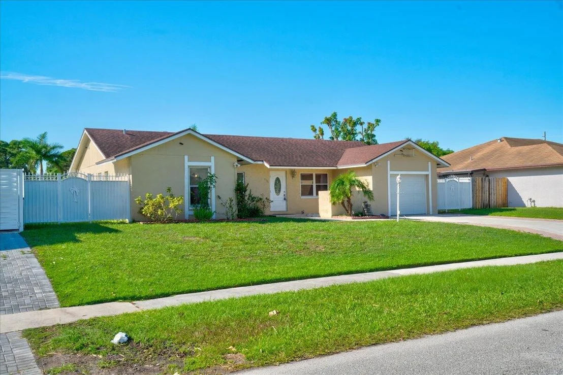 Photo of 4388 Mediterranean Road
