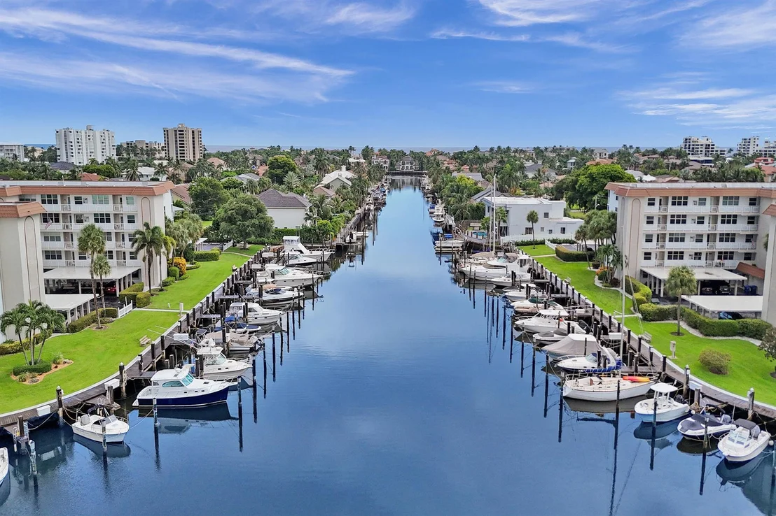 Photo of Unit UNIT405 at 2829 Florida Boulevard