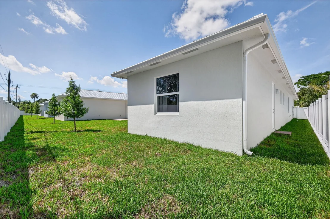 Photo of 611 N Loxahatchee Drive