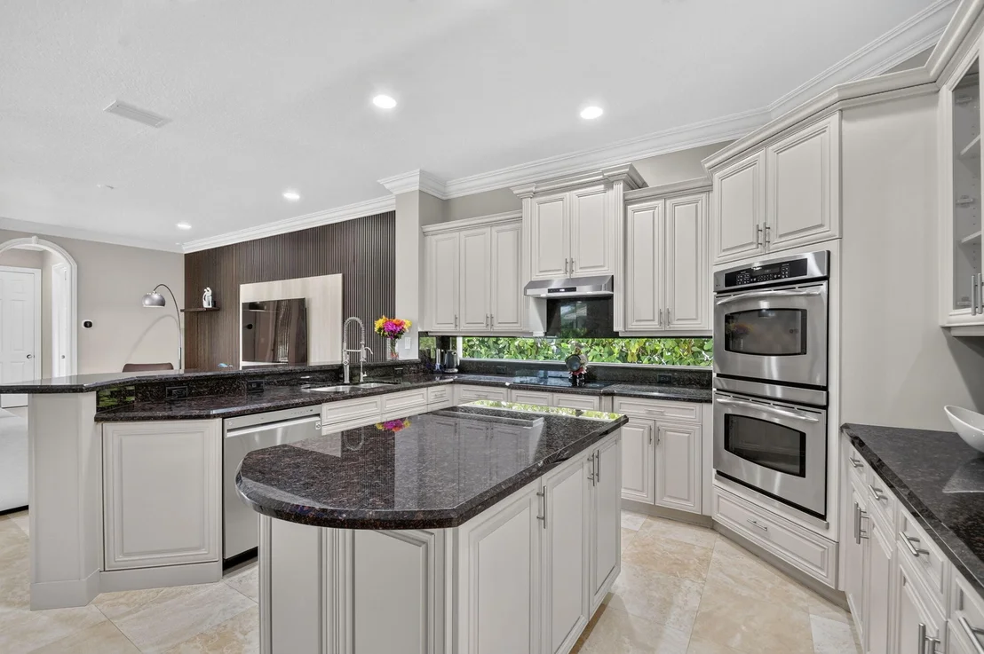 Photo of 718 Edgebrook Lane
