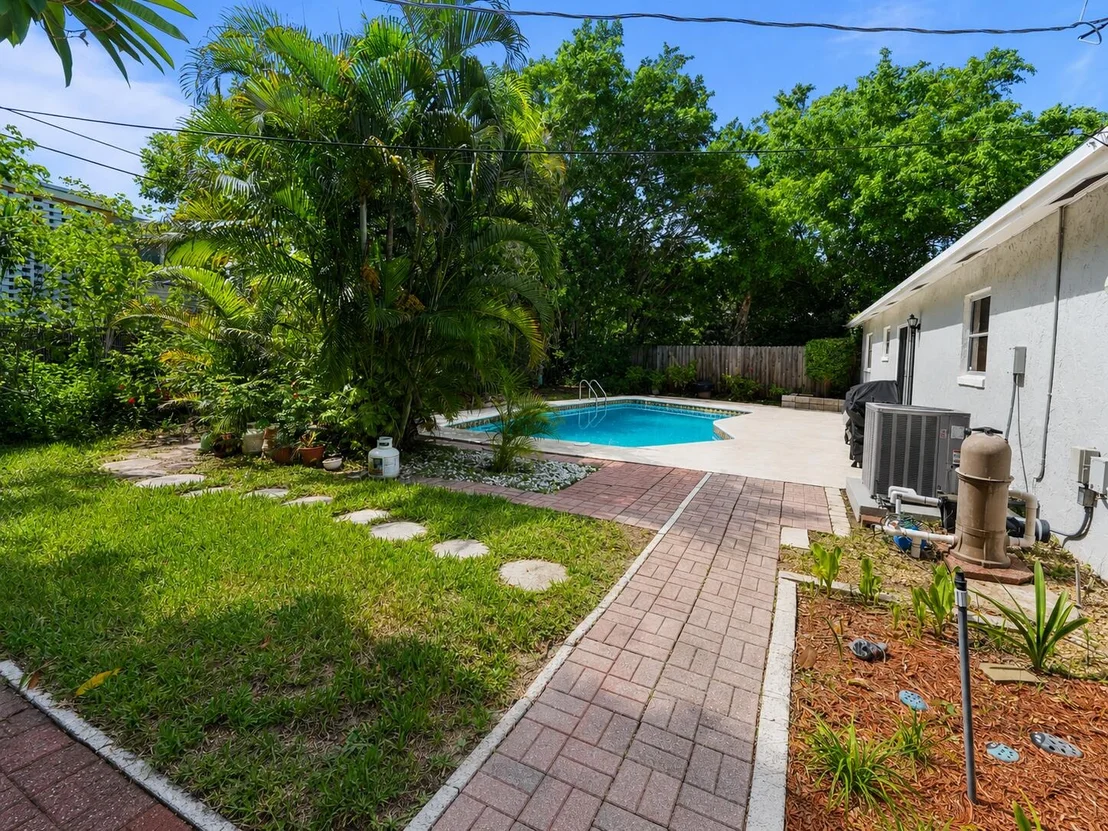 Photo of 1515 CRESCENT Drive