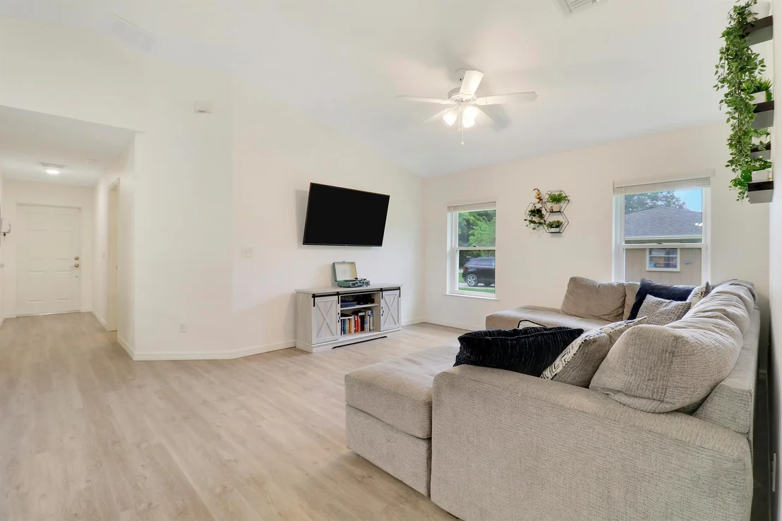 Photo of 6185 6th Place