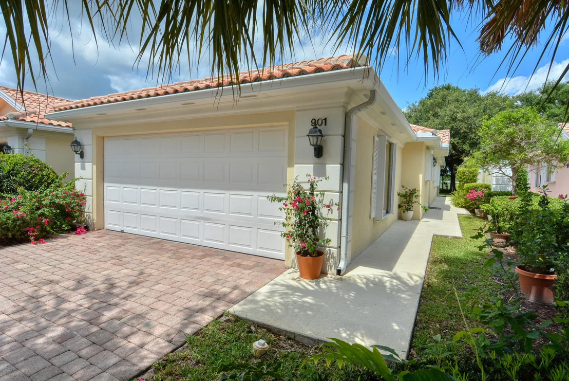 Photo of 901 SW Balmoral Trace