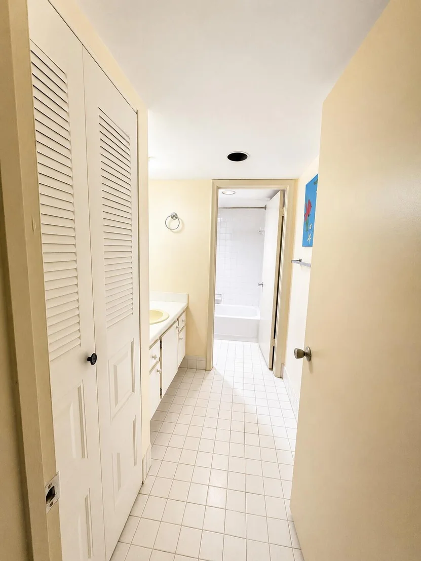 Photo of Unit F2 at 1901 Bermuda Circle