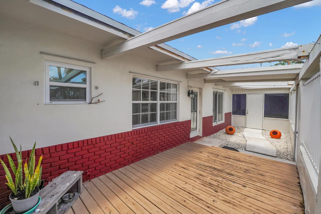 Photo of 555 NW 50TH Place