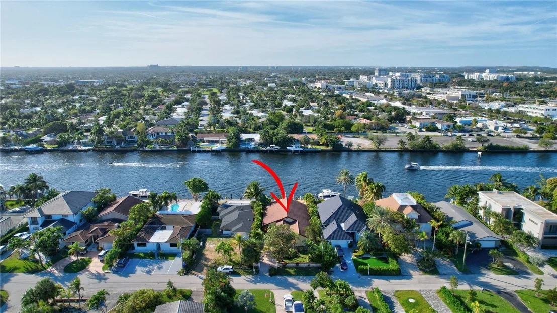 Photo of 305 S Riverside Drive