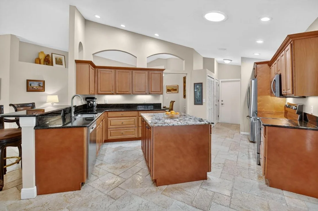 Photo of 523 Canoe Point