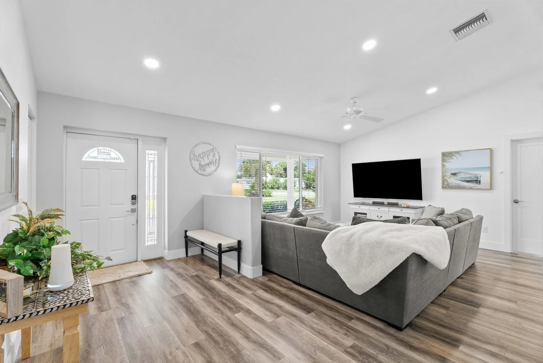 Photo of 701 SE Dolphin Drive
