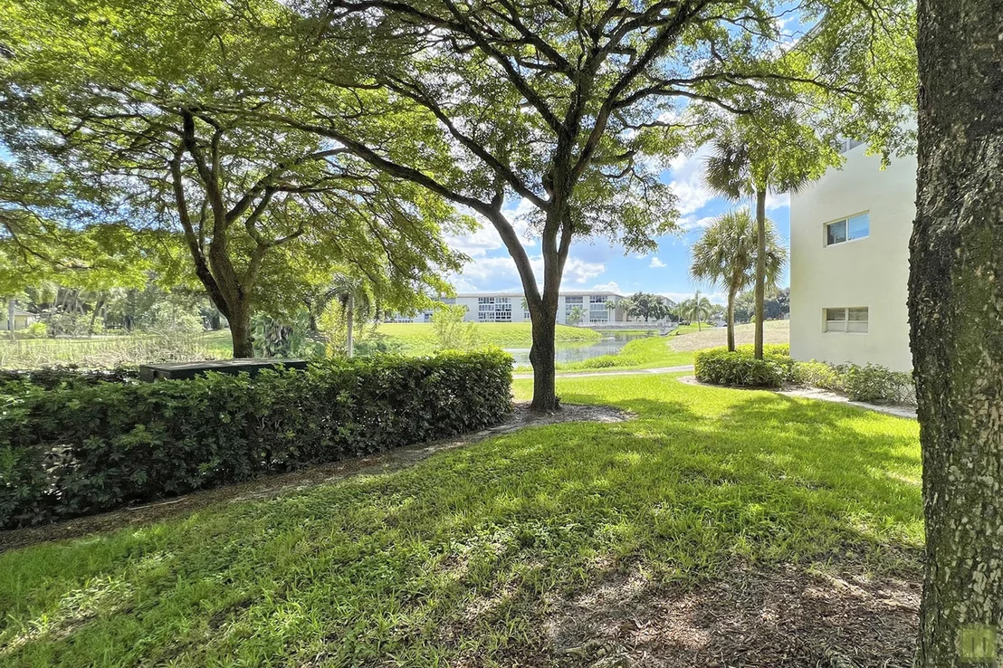 Photo of Unit M2 at 1901 Bermuda Circle