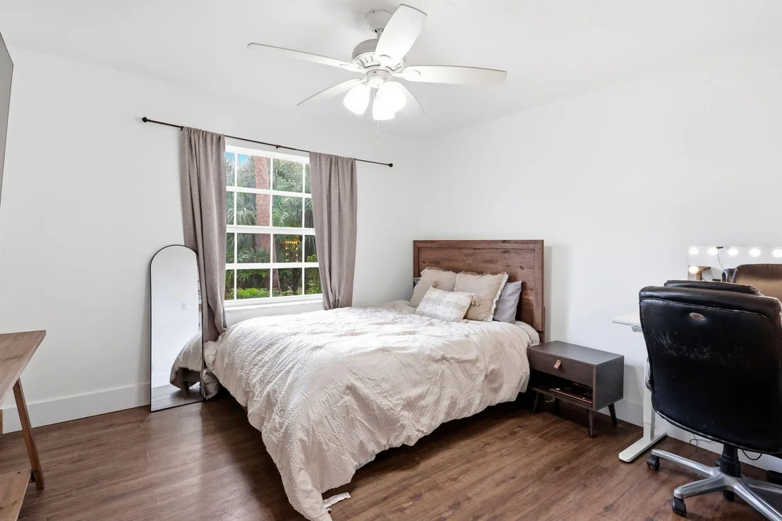Photo of 944 Dickens Place