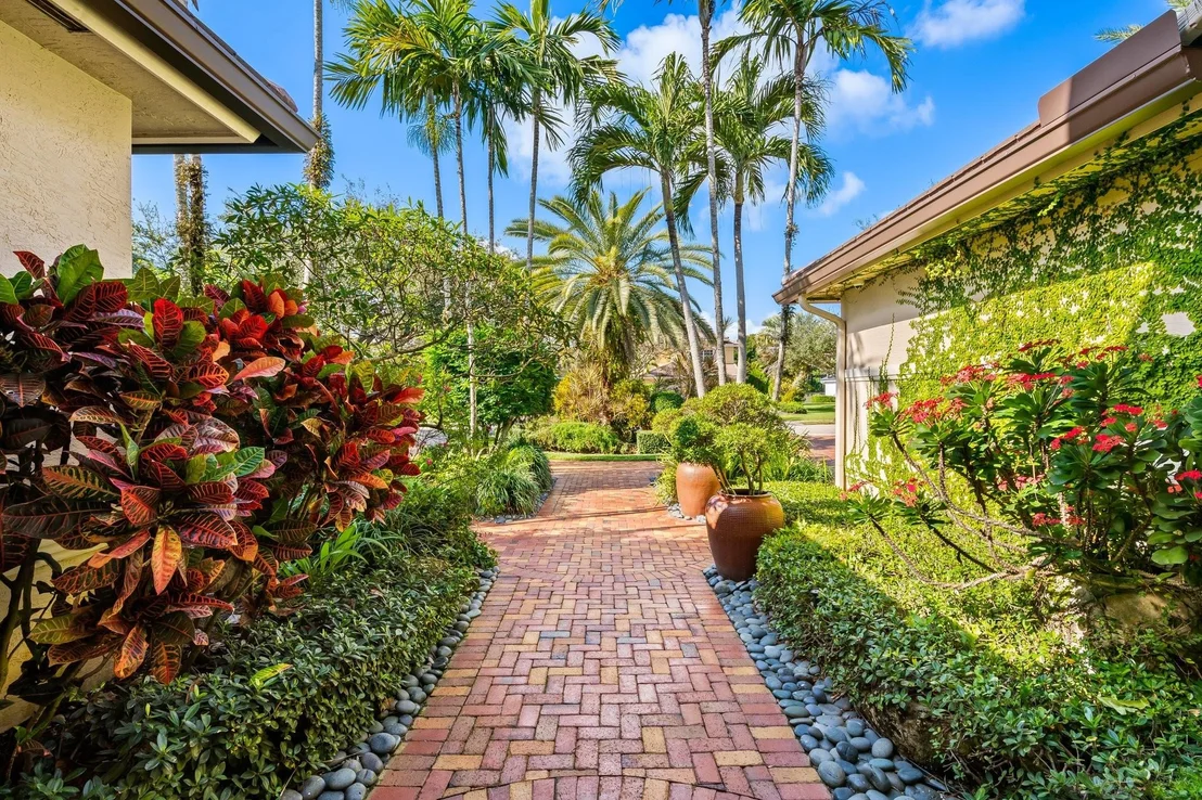 Photo of 3378 Bradenham Lane