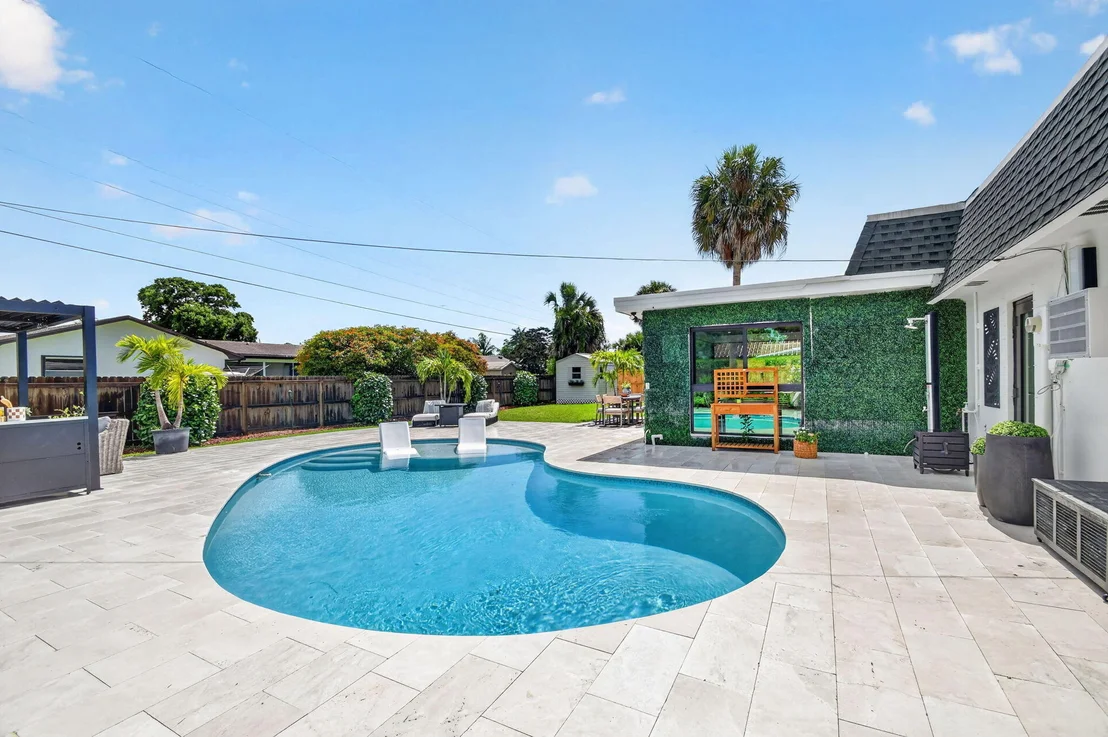 Photo of 110 W Coconut Drive