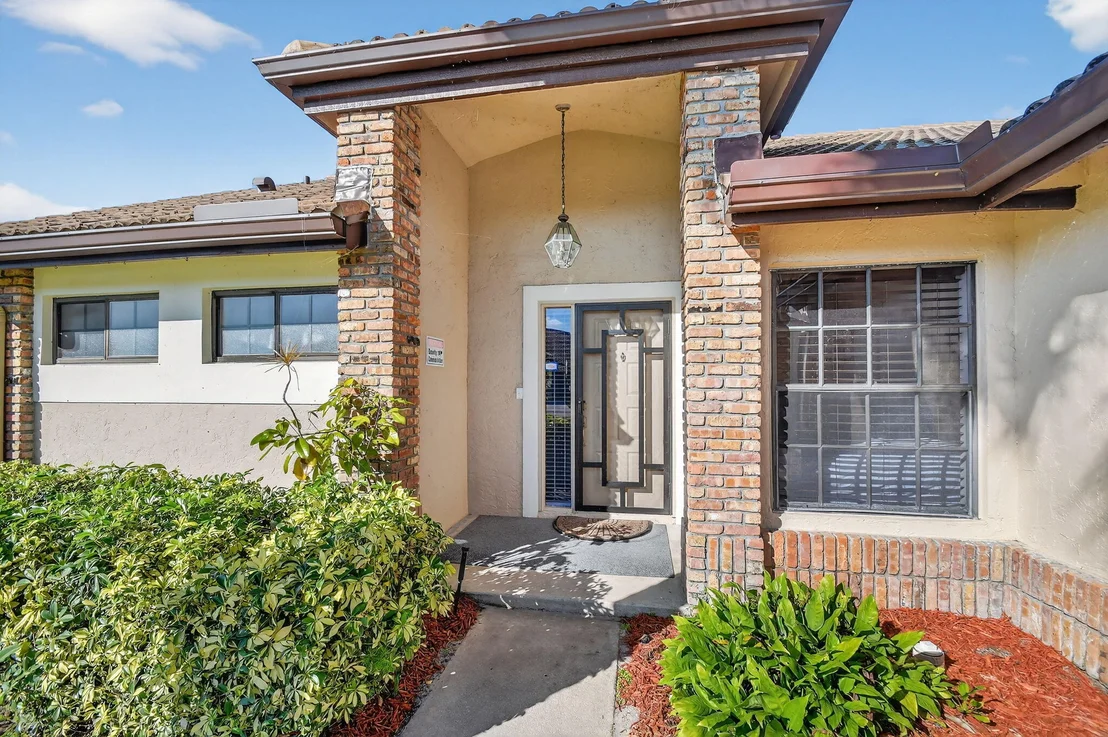 Photo of 7147 Le Chalet Boulevard