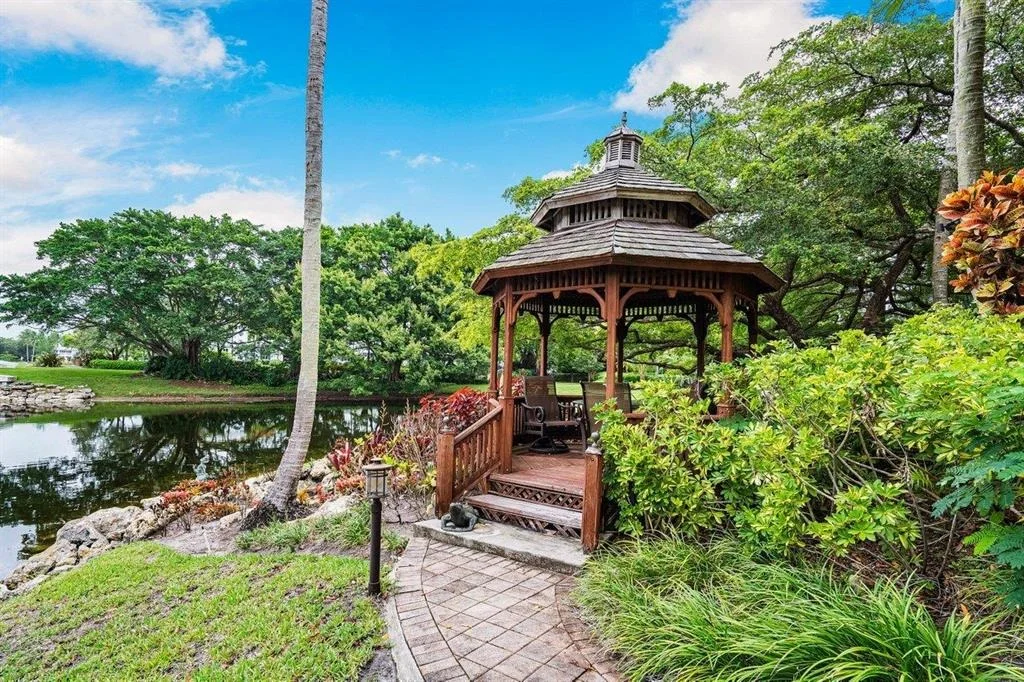 Photo of 6027 Le Lac Road