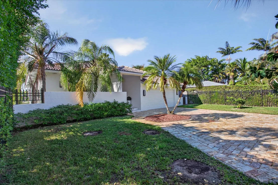 Photo of 513 S Riverside Drive
