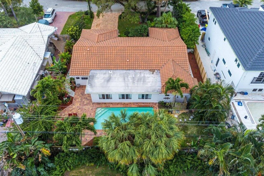 Photo of 827 NW 6th Drive