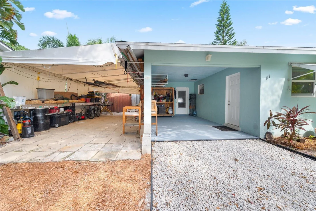 Photo of 117 E Riverside Drive