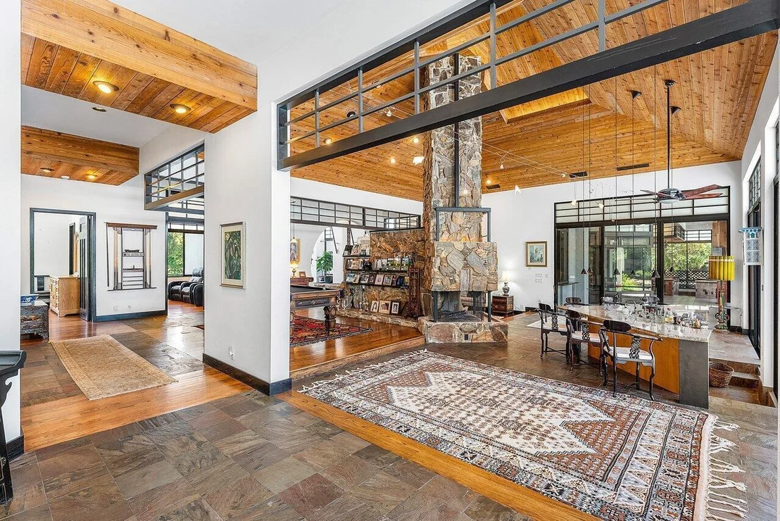 Photo of 8549 SURREY Lane