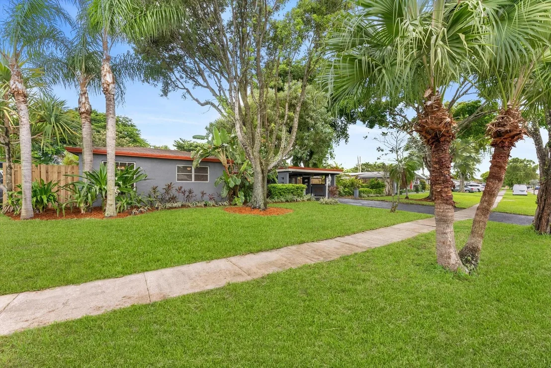 Photo of 1428 E River Drive