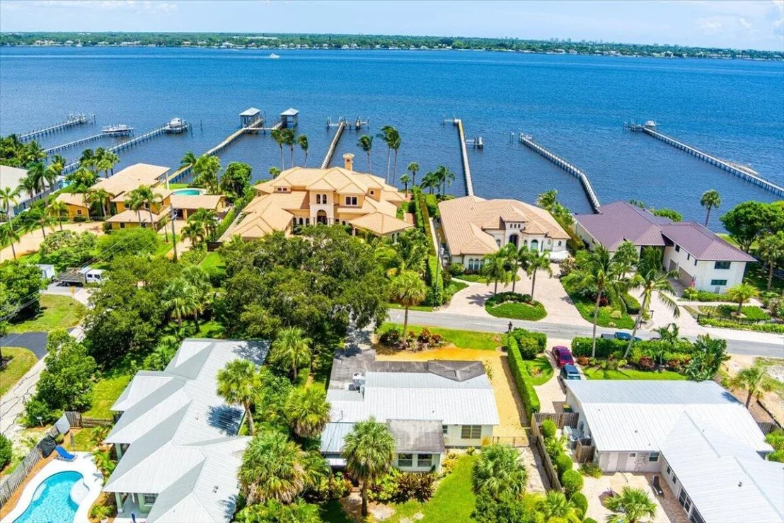 Photo of 804 SE Riverside Drive