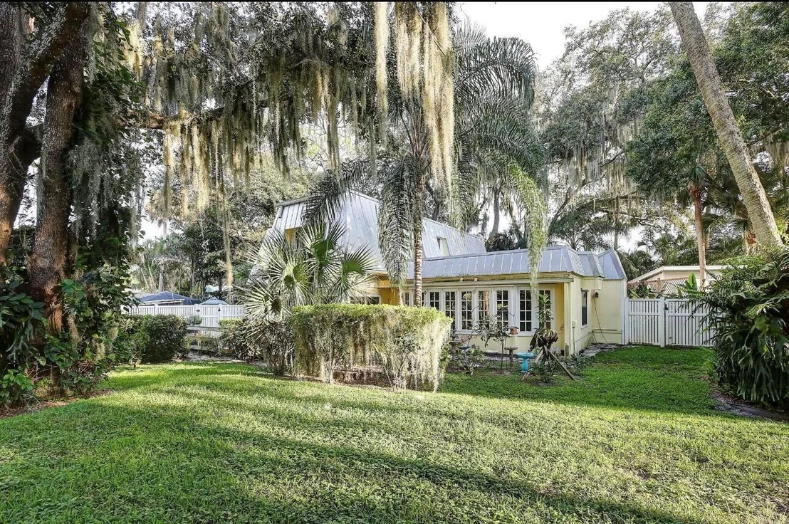 Photo of 576 SW Rustic Circle