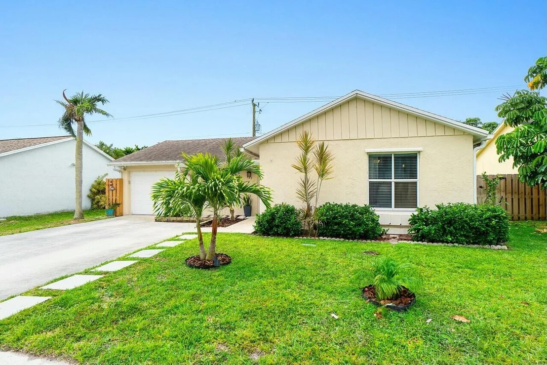 Photo of 121 Deerfield Drive