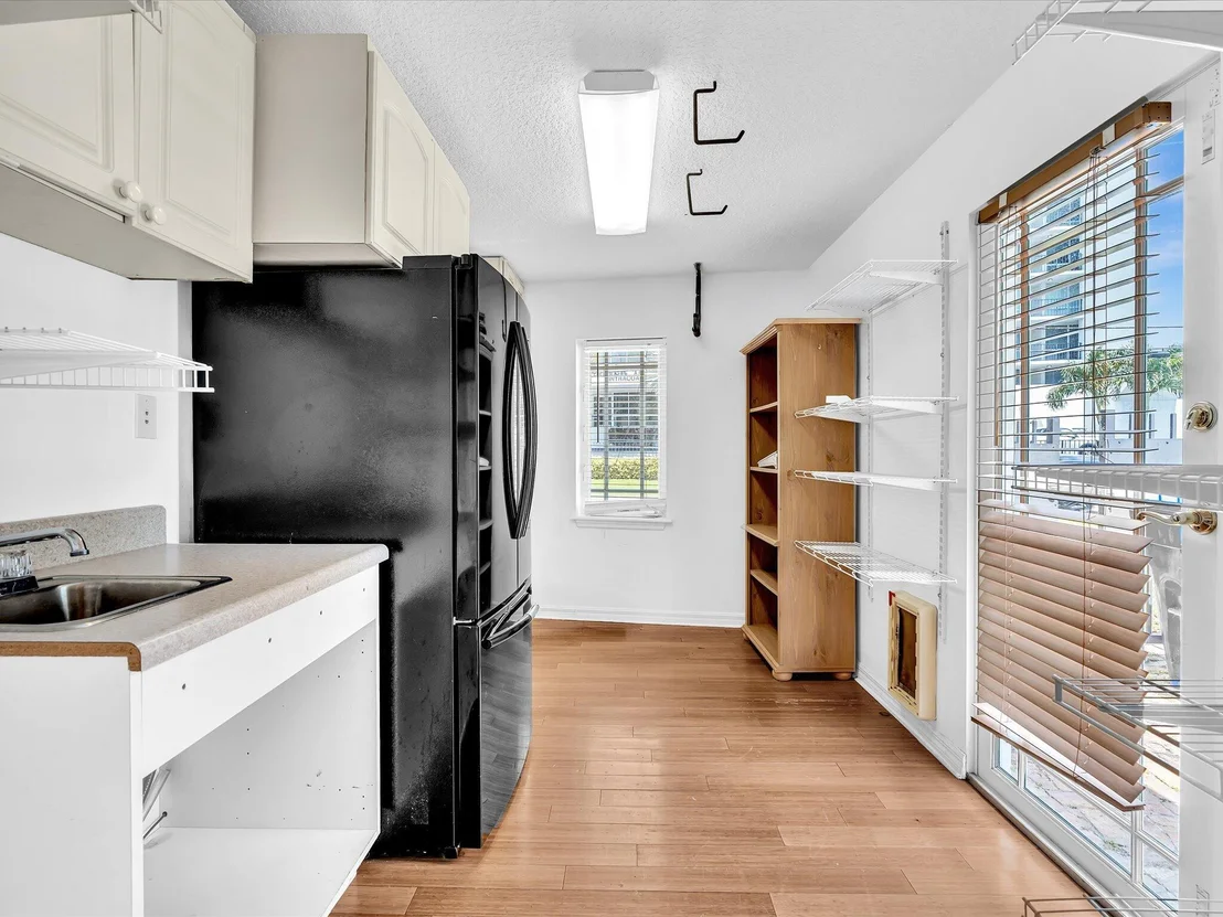 Photo of 518 N Riverside Drive