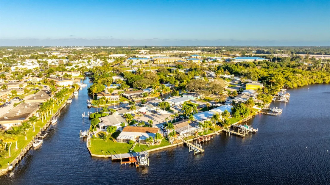 Photo of 140 SW Hideaway Place