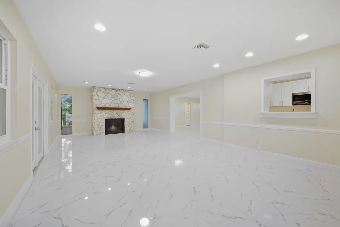 Photo of 1421 Crest Drive
