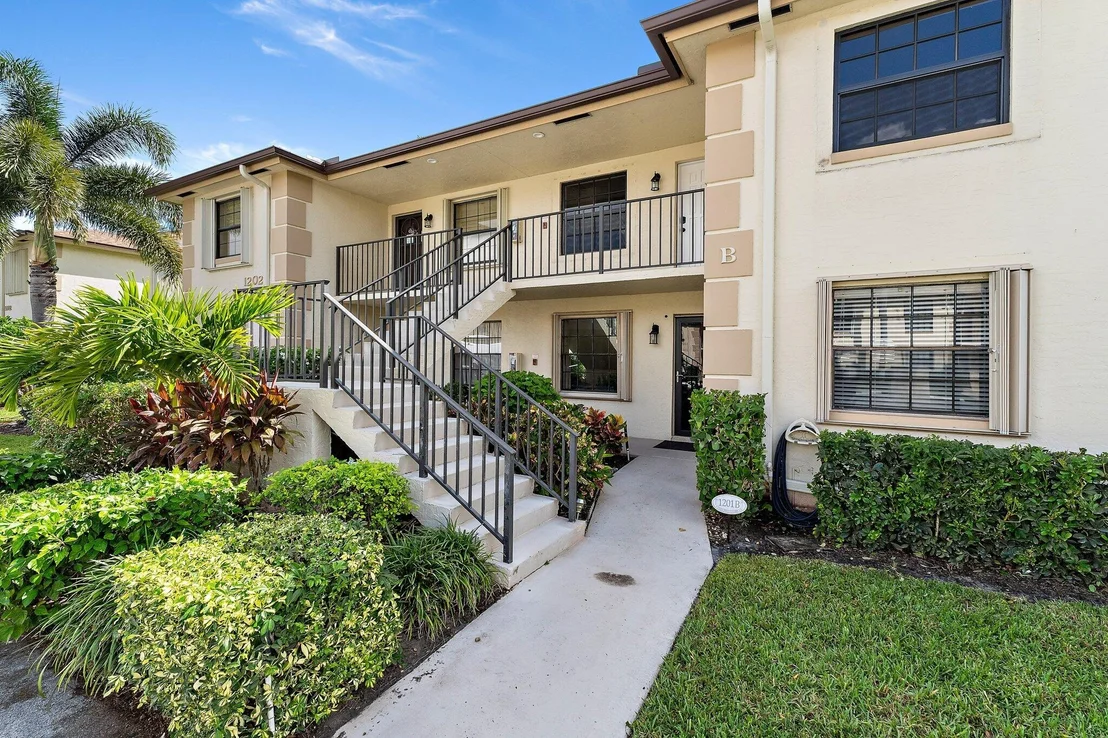 Photo of Unit B at 1201 Pinecrest Circle