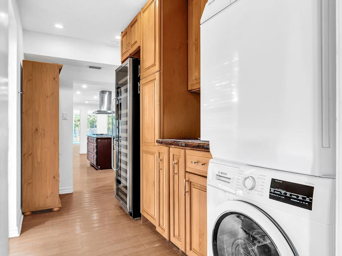 Photo of 518 N Riverside Drive
