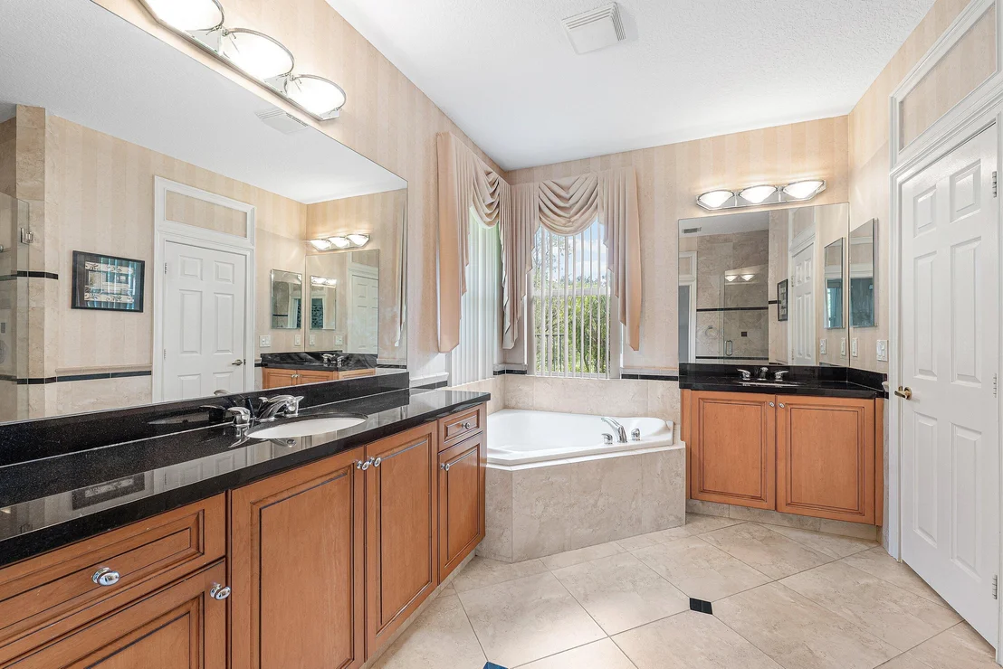 Photo of Unit 310 at 310 VENICE Boulevard
