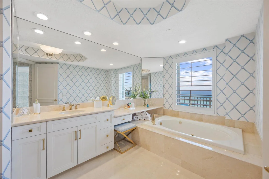Photo of Unit PHO at 425 Beach Road