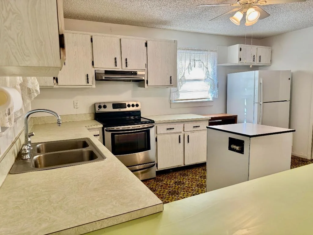 Photo of 1397 Lake Drive W