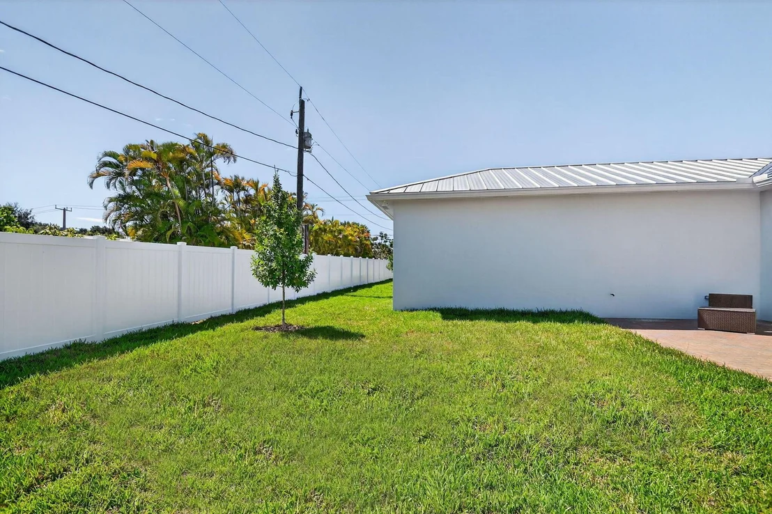 Photo of 607 N Loxahatchee Drive