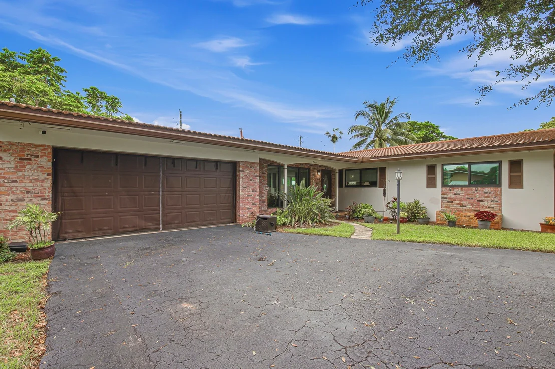 Photo of 720 N CRESCENT Drive