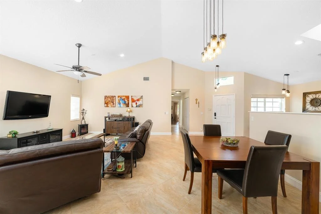 Photo of 930 Dickens Place