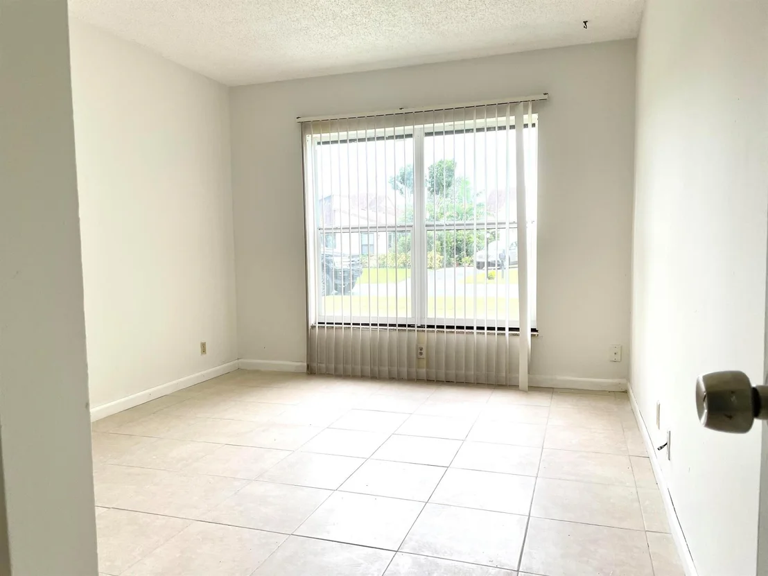 Photo of 5421 Mirror Lakes Boulevard