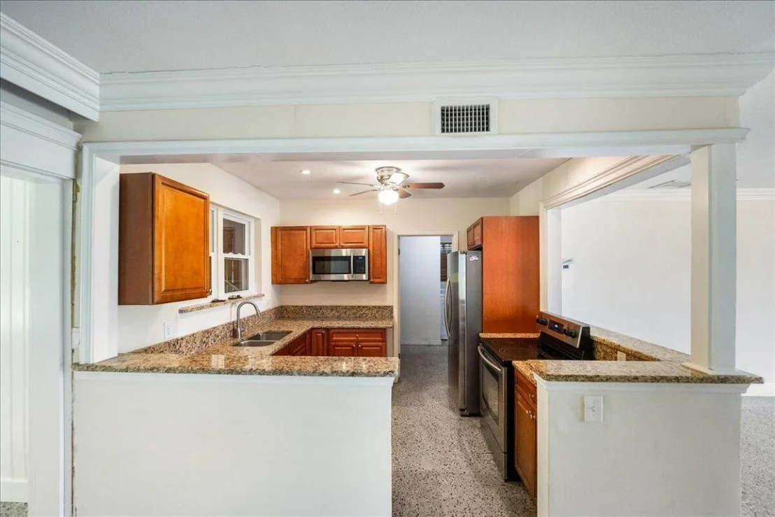 Photo of 804 SE Riverside Drive
