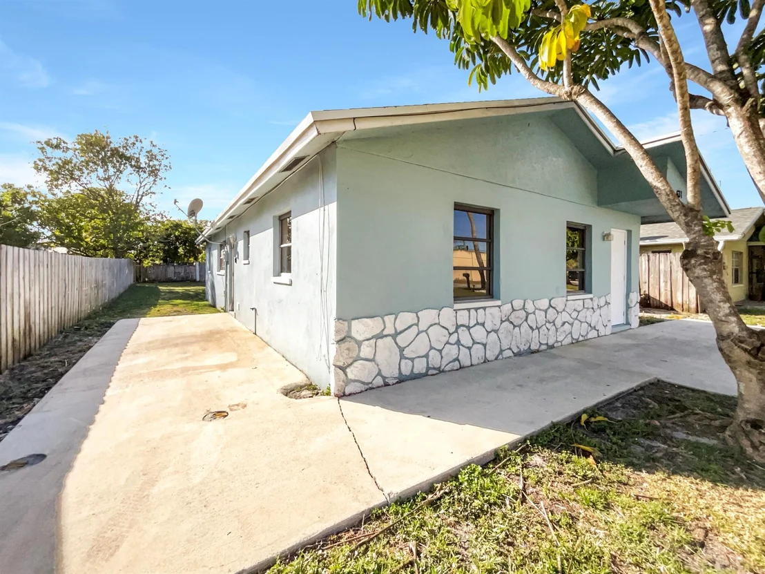 Photo of 631 Alpine Avenue
