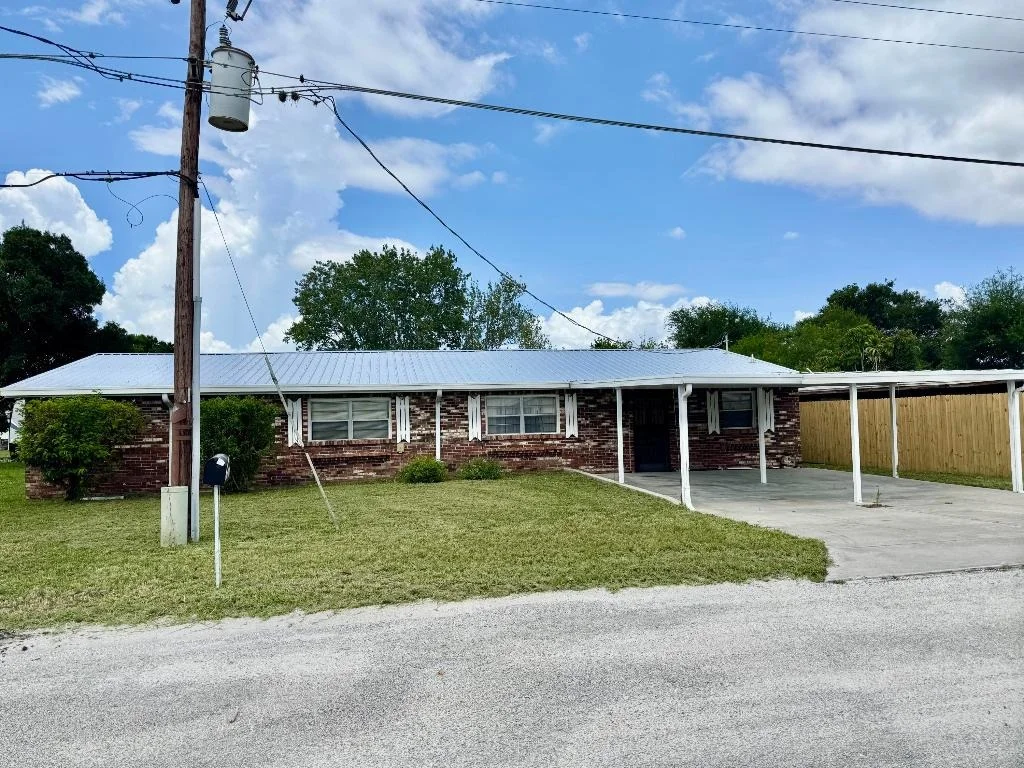 Photo of 1397 Lake Drive W