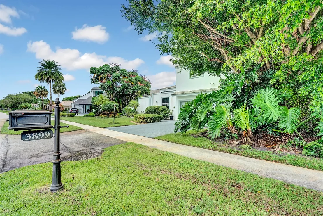 Photo of 3899 Live Oak Boulevard