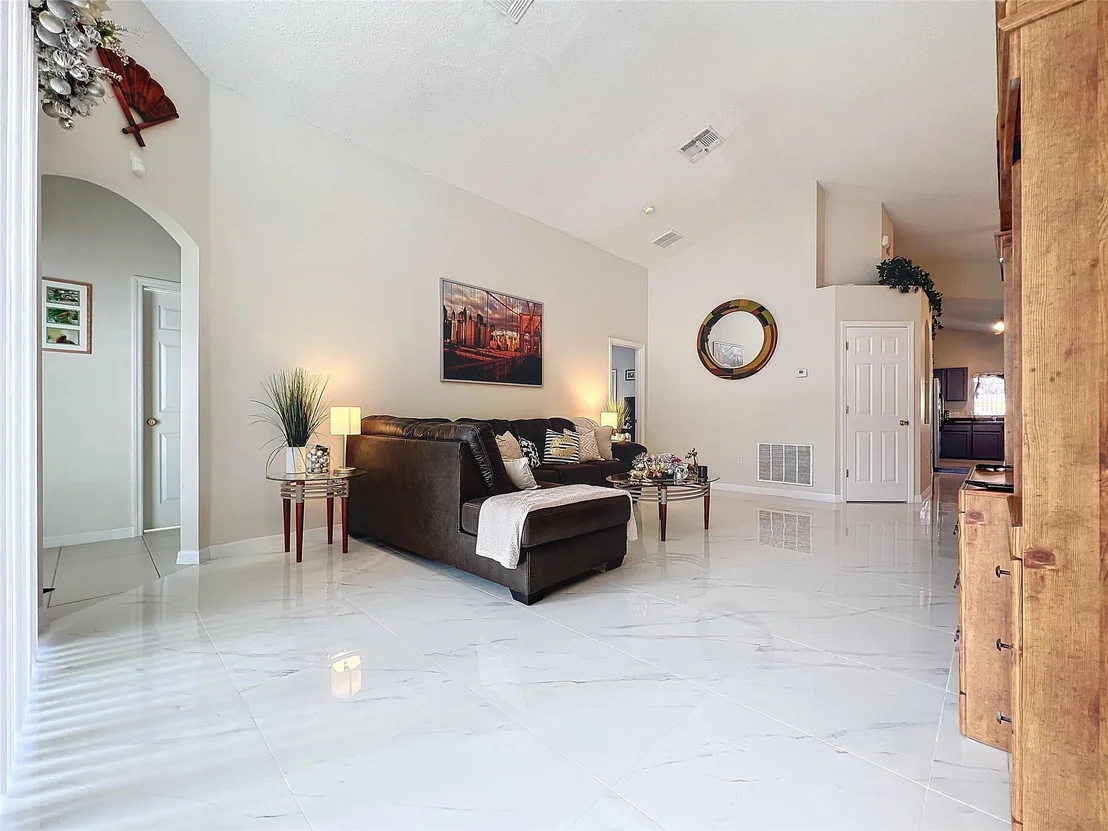 Photo of 204 W Fox Loop