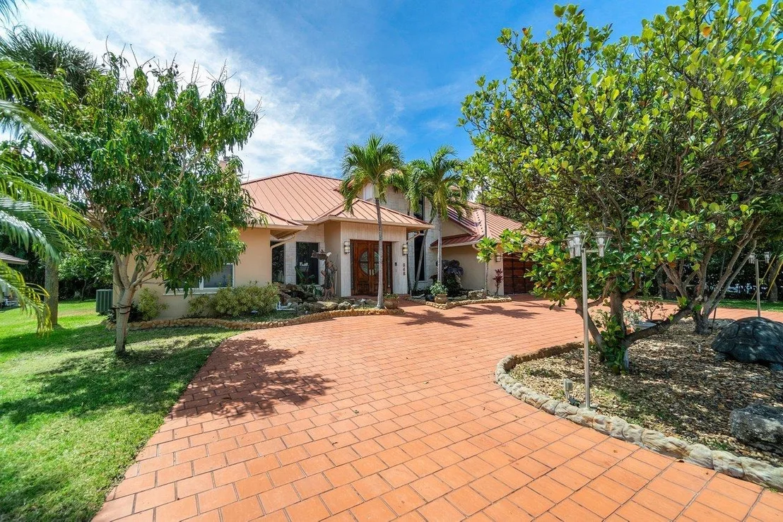 Photo of 648 Riviera Drive