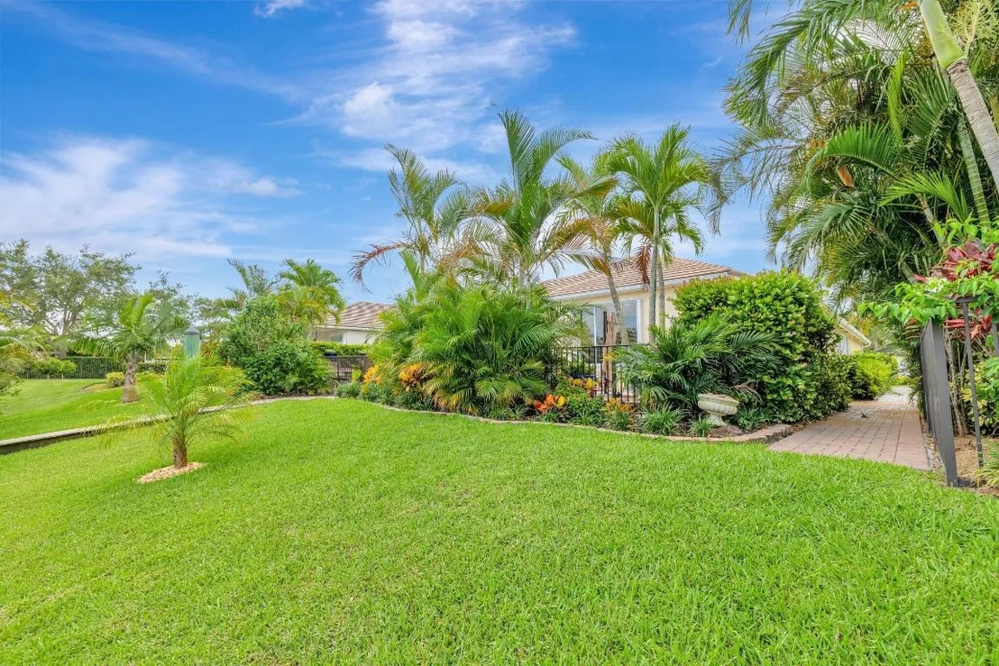 Photo of 699 SW River Bend Circle