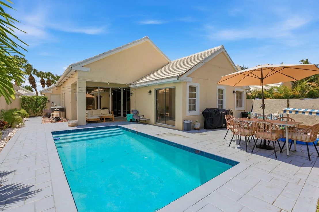 Photo of 944 Dickens Place